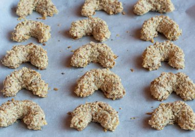 Noel cevizli tatlılar, fırında pişirme tepsisi, fırından alınmış fındıklı börekler.