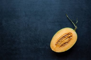 Taze sulu kavun dilimlenmiş koyu gri arka plan. Sağlıklı yiyecek..