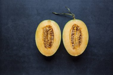 Taze sulu kavun dilimlenmiş koyu gri arka plan. Sağlıklı yiyecek..