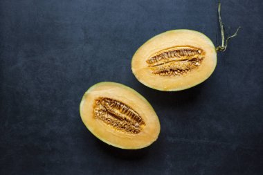 Taze sulu kavun dilimlenmiş koyu gri arka plan. Sağlıklı yiyecek..