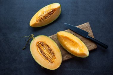 Taze sulu kavun dilimlenmiş koyu gri arka plan. Sağlıklı yiyecek..