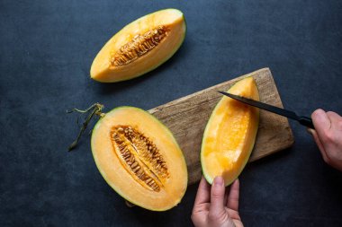 Taze sulu kavun dilimlenmiş koyu gri arka plan. Sağlıklı yiyecek..