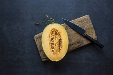 Taze sulu kavun dilimlenmiş koyu gri arka plan. Sağlıklı yiyecek..