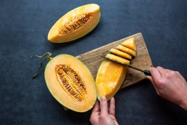 Taze sulu kavun dilimlenmiş koyu gri arka plan. Sağlıklı yiyecek..