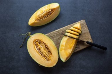 Taze sulu kavun dilimlenmiş koyu gri arka plan. Sağlıklı yiyecek..