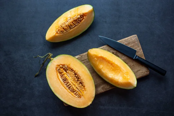 Taze sulu kavun dilimlenmiş koyu gri arka plan. Sağlıklı yiyecek..