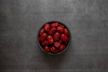 Kurutulmuş Jujube, Çin kurutulmuş kırmızı tarih meyvesi koyu gri arka planda.