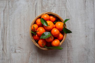 Ahşap arka planda taze portakallar görünüyor. Sağlıklı yiyecekler. Düz yatıyordu. Kış zamanı meyveleri.