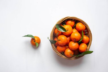 Koyu arkaplanda taze portakallar görünüyor. Sağlıklı yiyecekler. Düz yatıyordu. Kış zamanı meyveleri.