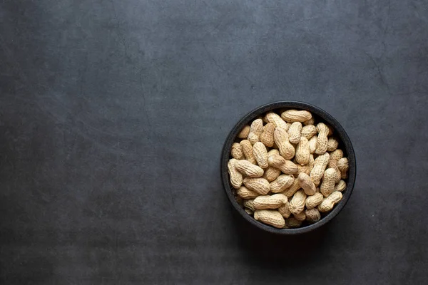 Erdnüsse Schale Auf Dunkelgrauem Hintergrund — Stockfoto