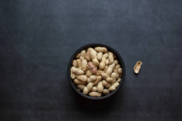 Erdnüsse Schale Auf Dunkelgrauem Hintergrund — Stockfoto