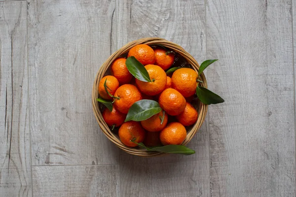 Ahşap arka planda taze portakallar görünüyor. Sağlıklı yiyecekler. Düz yatıyordu. Kış zamanı meyveleri.