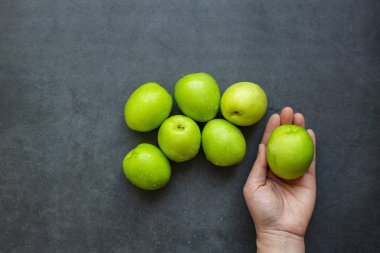 Taze yeşil jujube meyvesi koyu arka planda izole