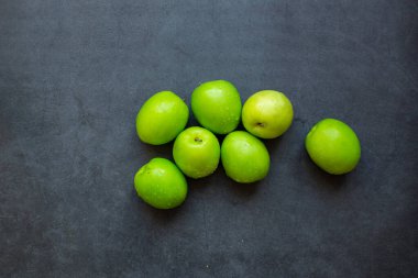 Taze yeşil jujube meyvesi koyu arka planda izole