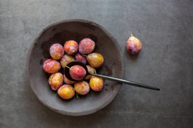 Olgun Erik, arka planda meyveleri eritiyor.