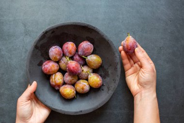 Olgun Erik, arka planda meyveleri eritiyor.