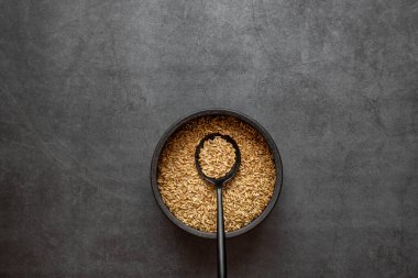 Koyu gri arka planda yulaf ezmesi..