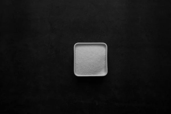 Siyah Arkaplanda Beyaz Tabakta Şeker — Stok fotoğraf