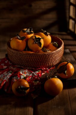 Eski ahşap bir masada taze hurma.