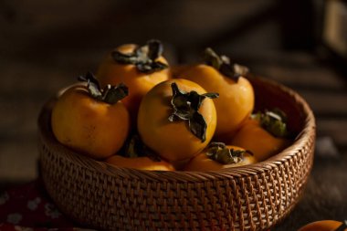 Eski ahşap bir masada taze hurma.