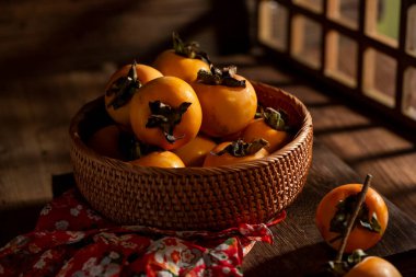 Eski ahşap bir masada taze hurma.