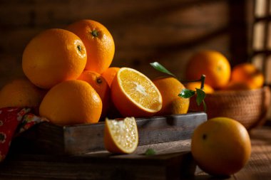 Tahta masadaki taze portakallar.