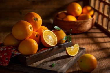 Tahta masadaki taze portakallar.