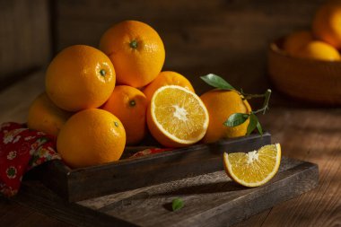 Tahta masadaki taze portakallar.