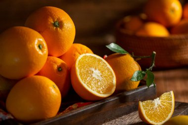 Tahta masadaki taze portakallar.