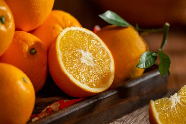 Tahta masadaki taze portakallar.