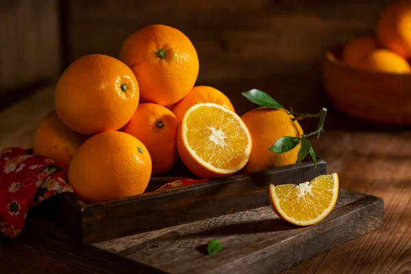 Tahta masadaki taze portakallar.