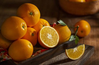 Tahta masadaki taze portakallar.