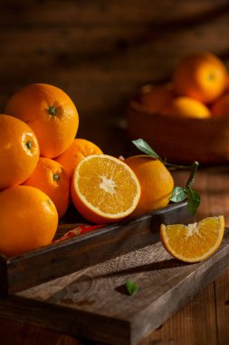 Tahta masadaki taze portakallar.