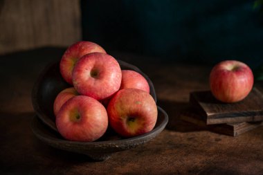 Tahta masada taze elmalar