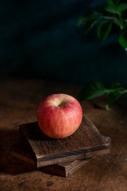 Tahta masada taze elmalar