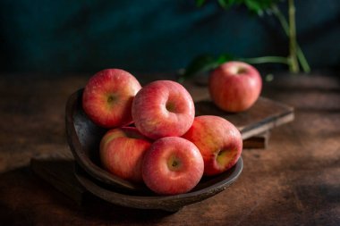 Tahta masada taze elmalar