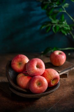 Tahta masada taze elmalar