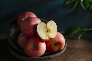 Tahta masada taze elmalar