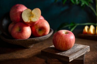 Tahta masada taze elmalar