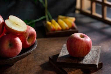 Tahta masada taze elmalar