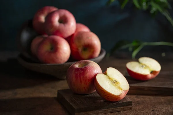 Frische Äpfel Auf Dem Holztisch lizenzfreie Stockfotos