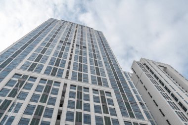 Modern şehrin gökdelen binaları ve gökyüzü manzaralı yüksek binaları..