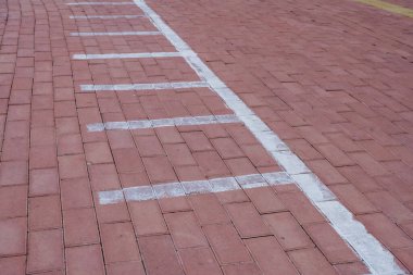 Modern şehirlerin sokaklarında bisiklet park yerleri.