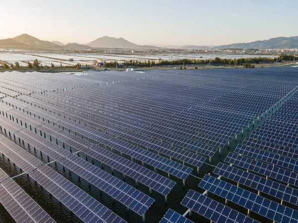 日没時に海の太陽光発電所の空中ビュー 太陽光発電 省エネ 環境保全 — ストック写真