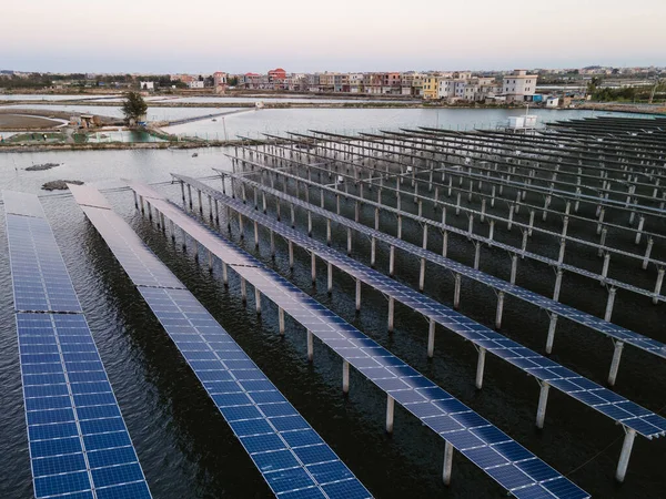 日没時に海の太陽光発電所の空中ビュー 太陽光発電 省エネ 環境保全 — ストック写真