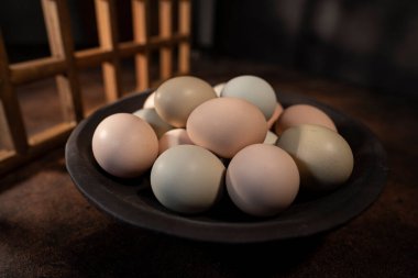 Antika desenli bir masada yumurtalar