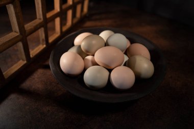 Antika desenli bir masada yumurtalar