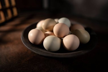 Antika desenli bir masada yumurtalar