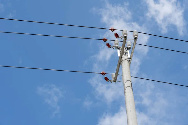 Pólos Elétricos Sob Céu Azul — Fotografia de Stock