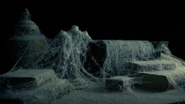 Hayaletli evde mumlar yanar.